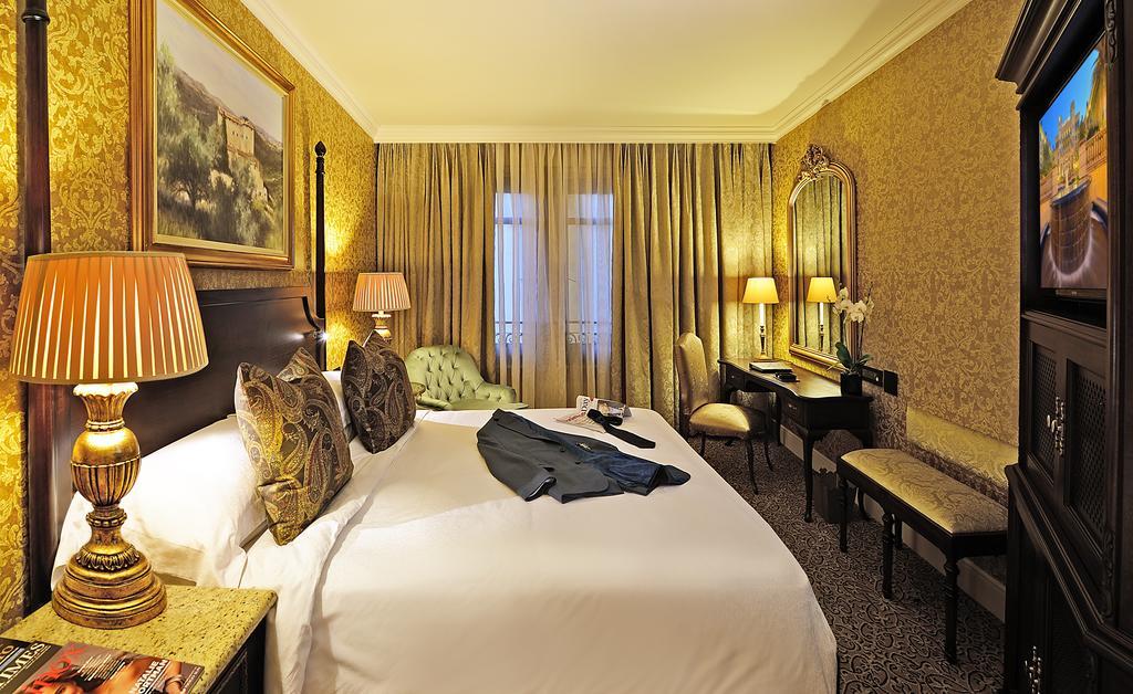 Palazzo Hotel Fourways Eksteriør billede A room at the hotel