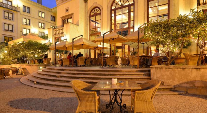 Palazzo Hotel Fourways Eksteriør billede The hotel's courtyard