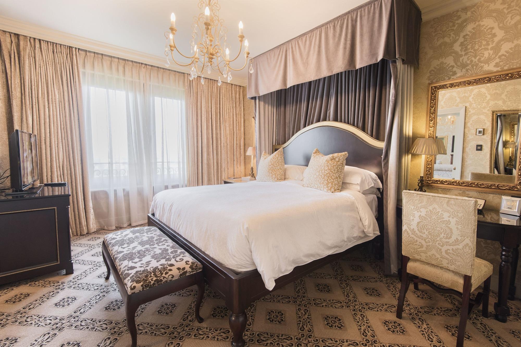 Palazzo Hotel Fourways Eksteriør billede A bedroom at the Hotel