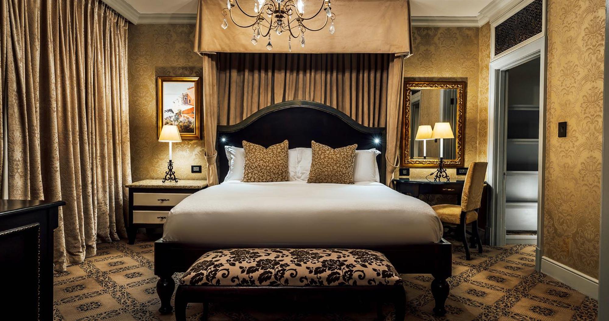 Palazzo Hotel Fourways Eksteriør billede A bedroom at the St. Regis
