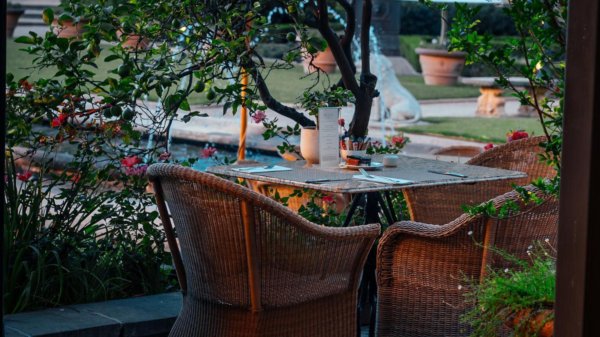 Palazzo Hotel Fourways Eksteriør billede A rattan chair