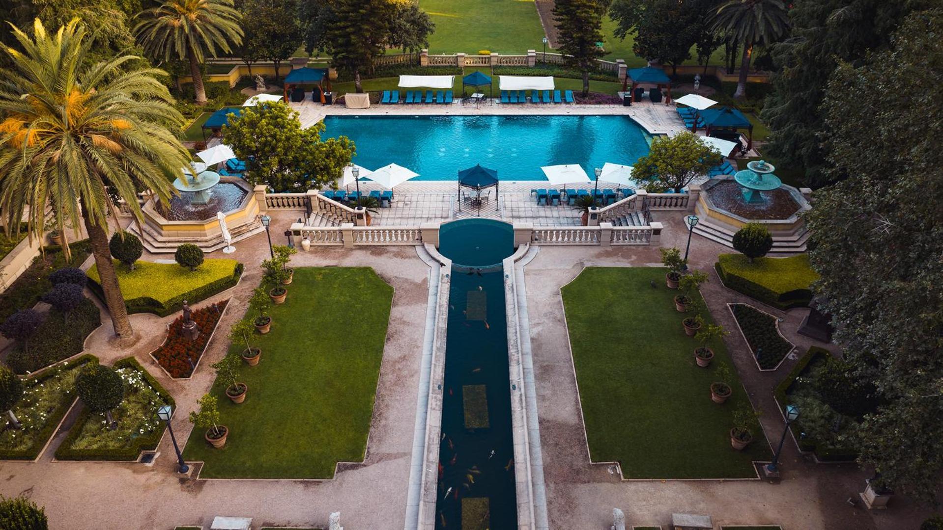 Palazzo Hotel Fourways Eksteriør billede The pool at the Taj Mahal Palace