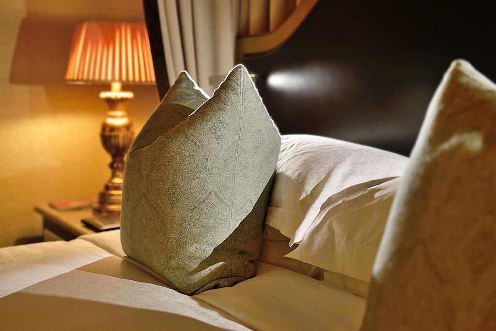 Palazzo Hotel Fourways Eksteriør billede A cushion