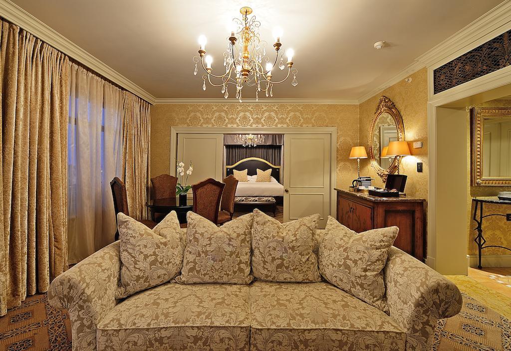 Palazzo Hotel Fourways Eksteriør billede A suite at the Ritz-Carlton, Boston