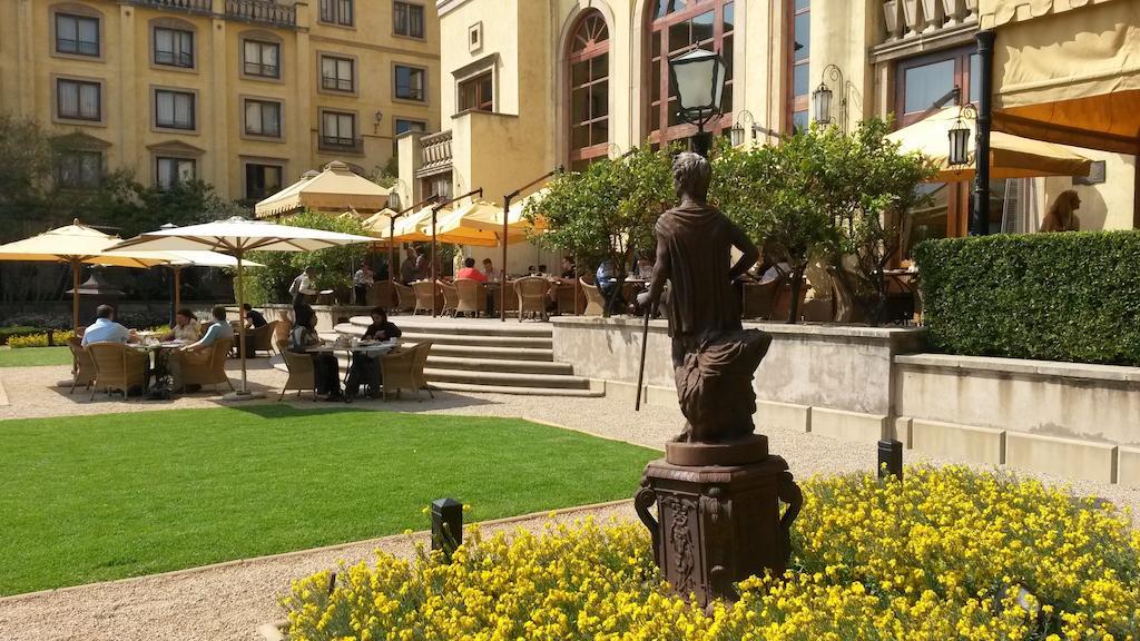 Palazzo Hotel Fourways Eksteriør billede The hotel's garden